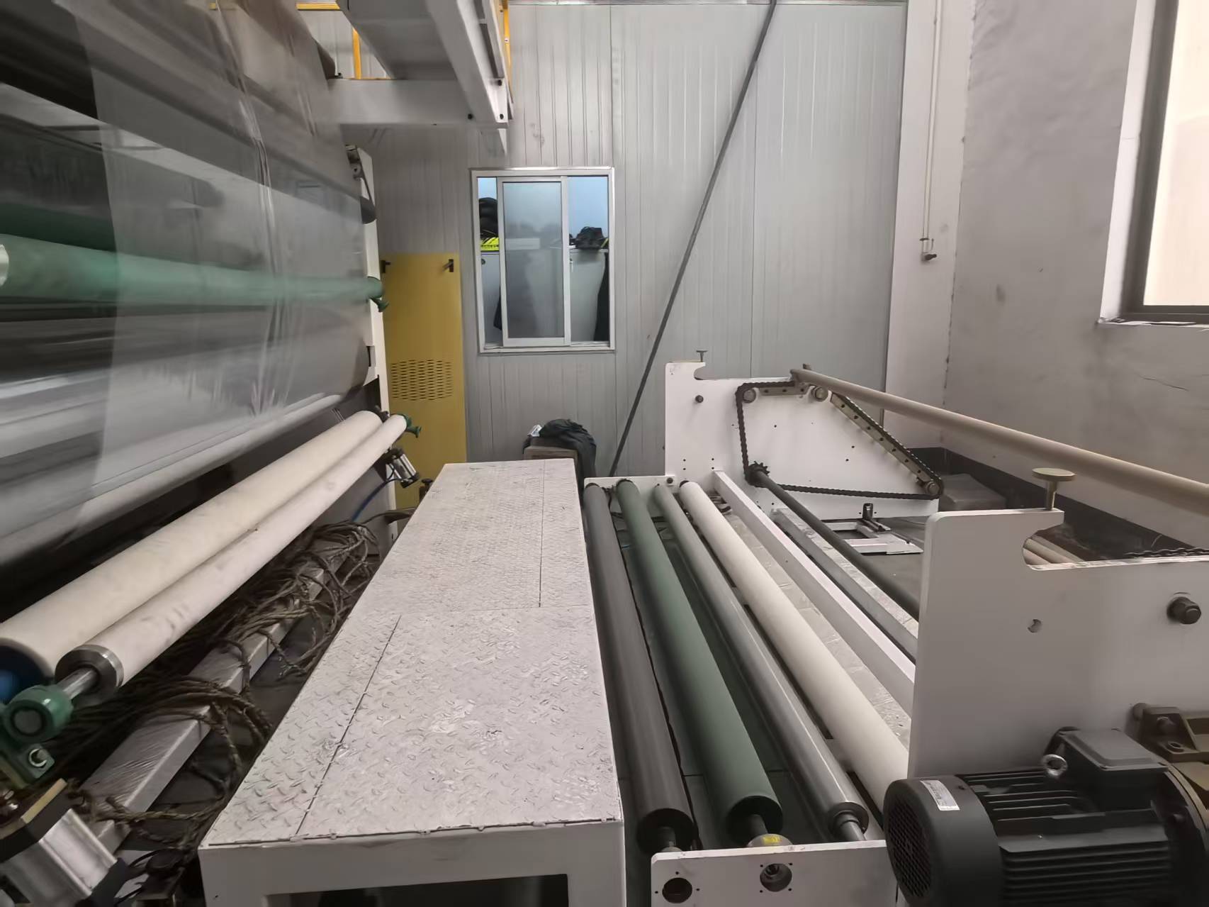 Машина для нанесения полиэтиленового покрытия для изготовления защитной пленки толщиной 1300 мм