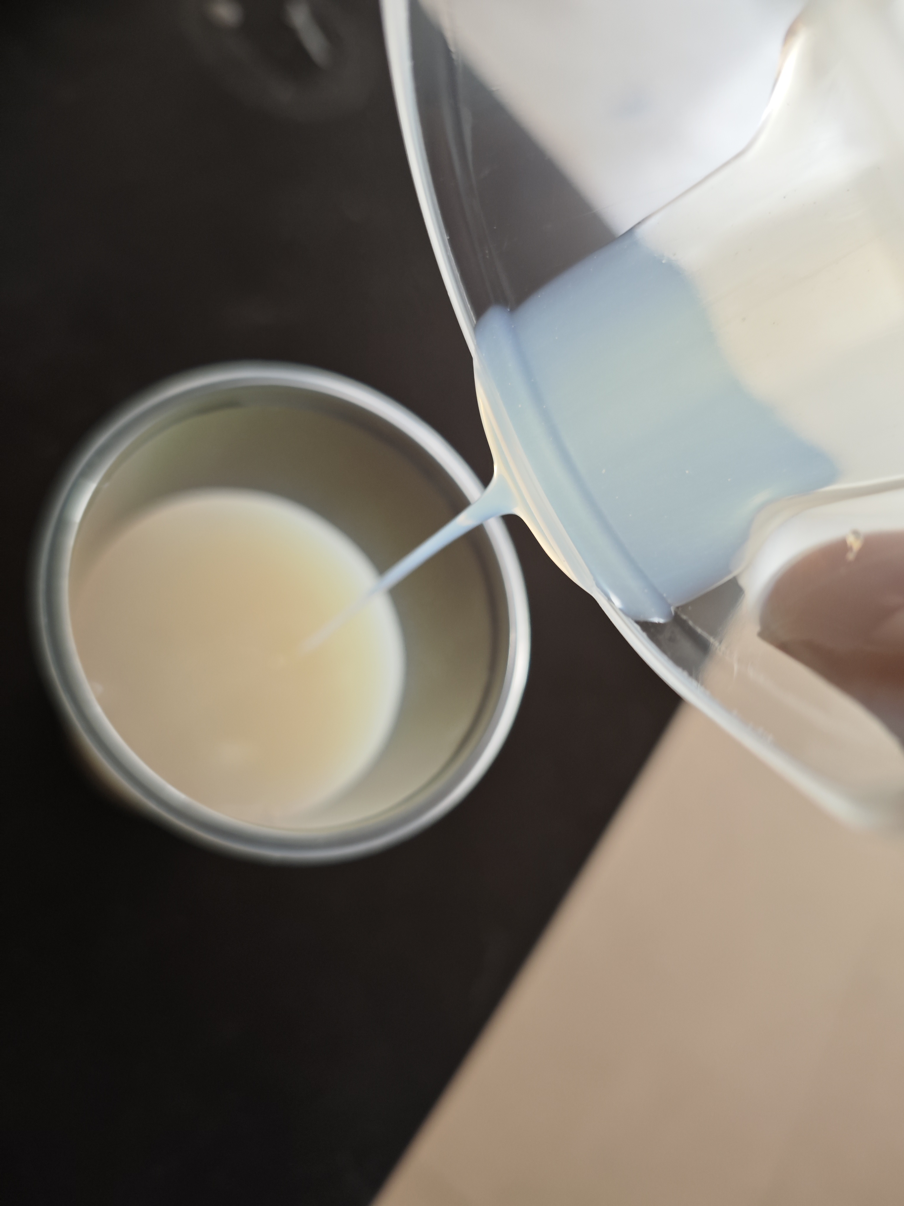 В чем разница между акриловой смолой и акриловой эмульсией?